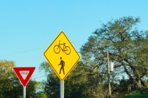 yield sign for pedestrians and bicycles