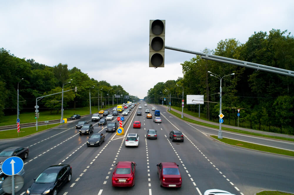 The traffic light above the road does not work.