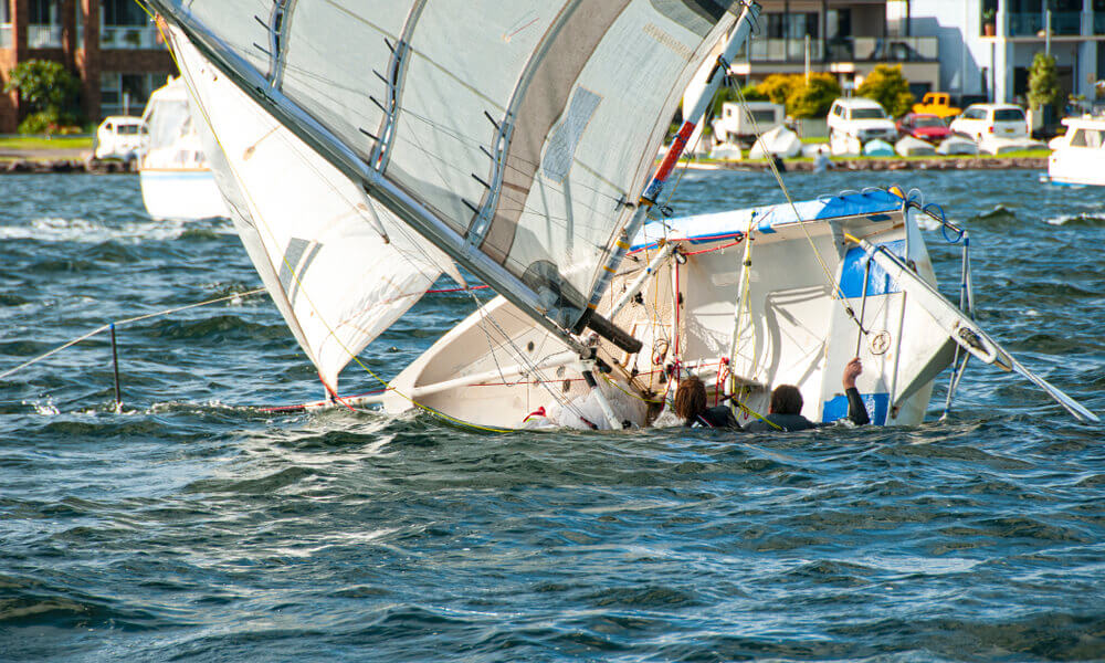 Sailboat sinking due to accident in the middle of the sea